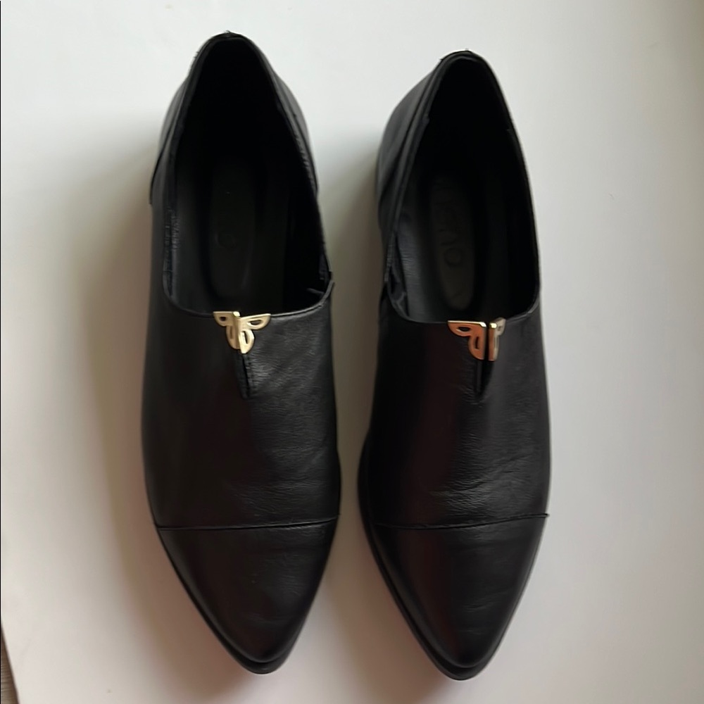 BUENO Women’s SZ 8 Leather Shoes w/metal detail